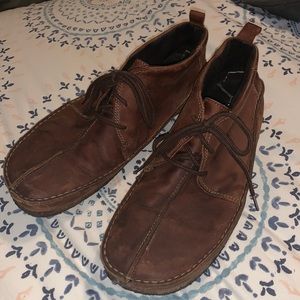 Leather boot, size 11.